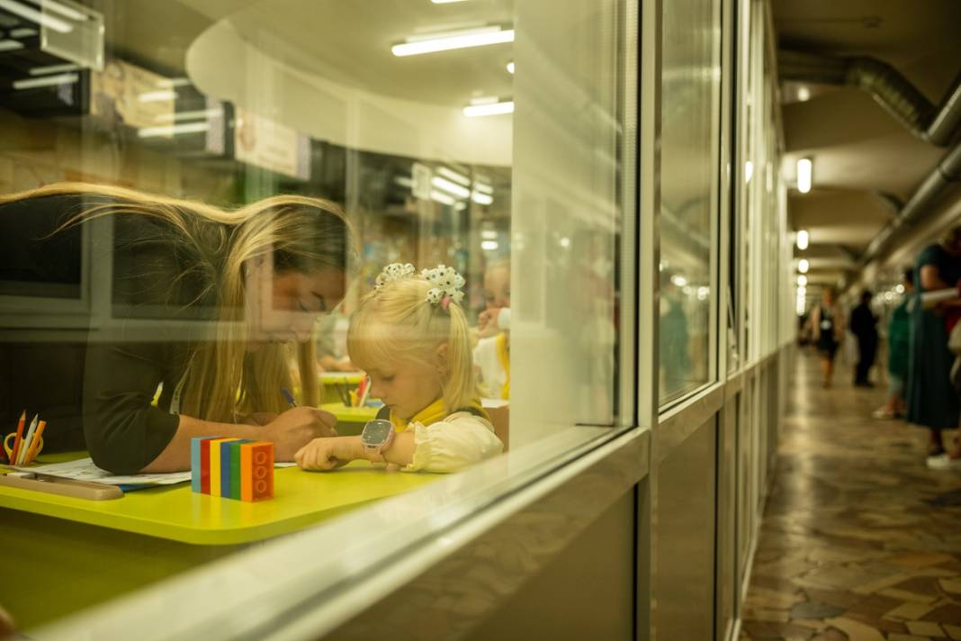 Füze saldırılarının gölgesinde yeni eğitim yılı: Ukrayna'da ilk ders zili metroda çaldı 11